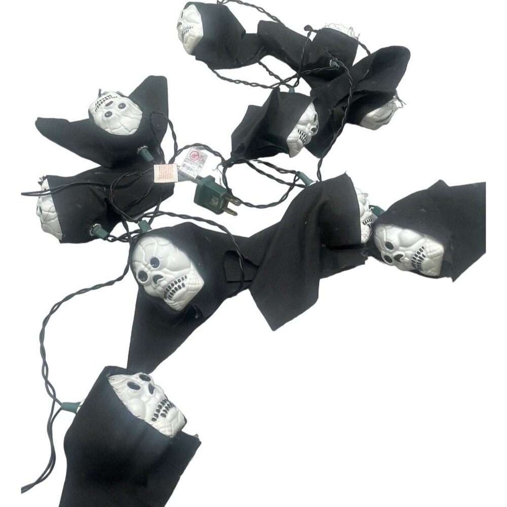 set of 10 skull strain on lights black white plug in indoor use READ